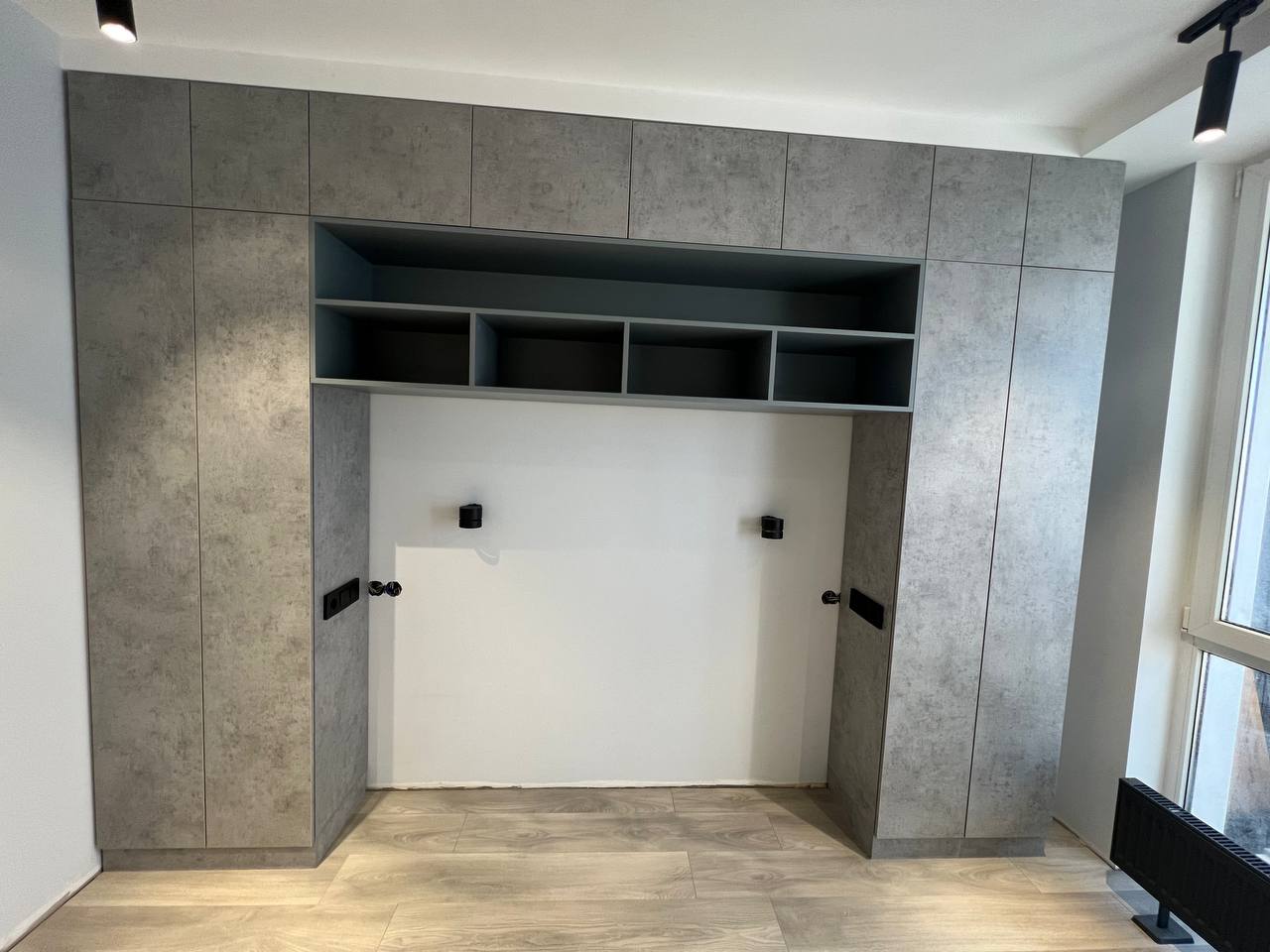 Шкаф встроенный под бетон